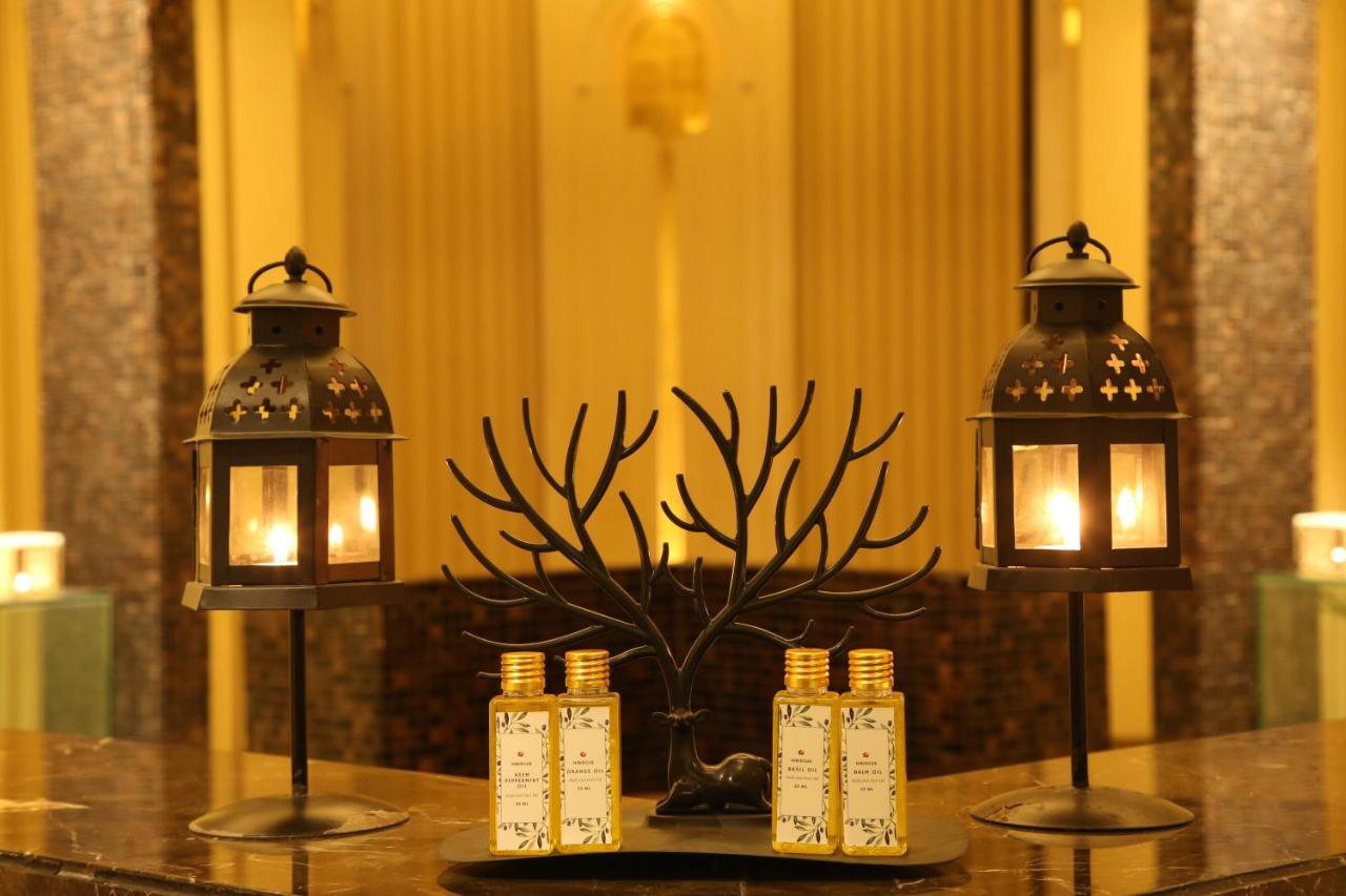 Crowne Plaza New Delhi Mayur Vihar Noida By Ihg Exterior foto A set of two lanterns
