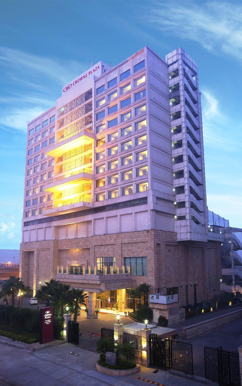 Crowne Plaza New Delhi Mayur Vihar Noida By Ihg Exterior foto The hotel at night